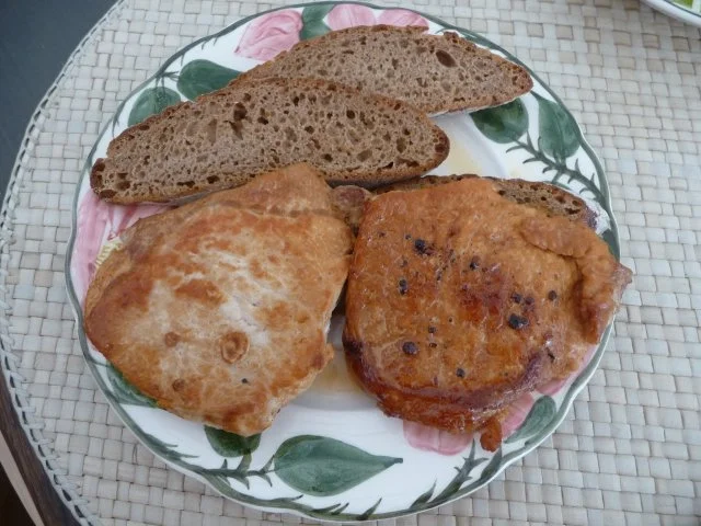 Rezept: Zum Abendbrot : Kotelett auf Brot mit Salat und ´nem Gläschen Roten Bild Nr. 2 Zum Abendbrot : Kotelett auf Brot mit Salat und ´nem Gläschen Roten - Rezept - Bild Nr. 2