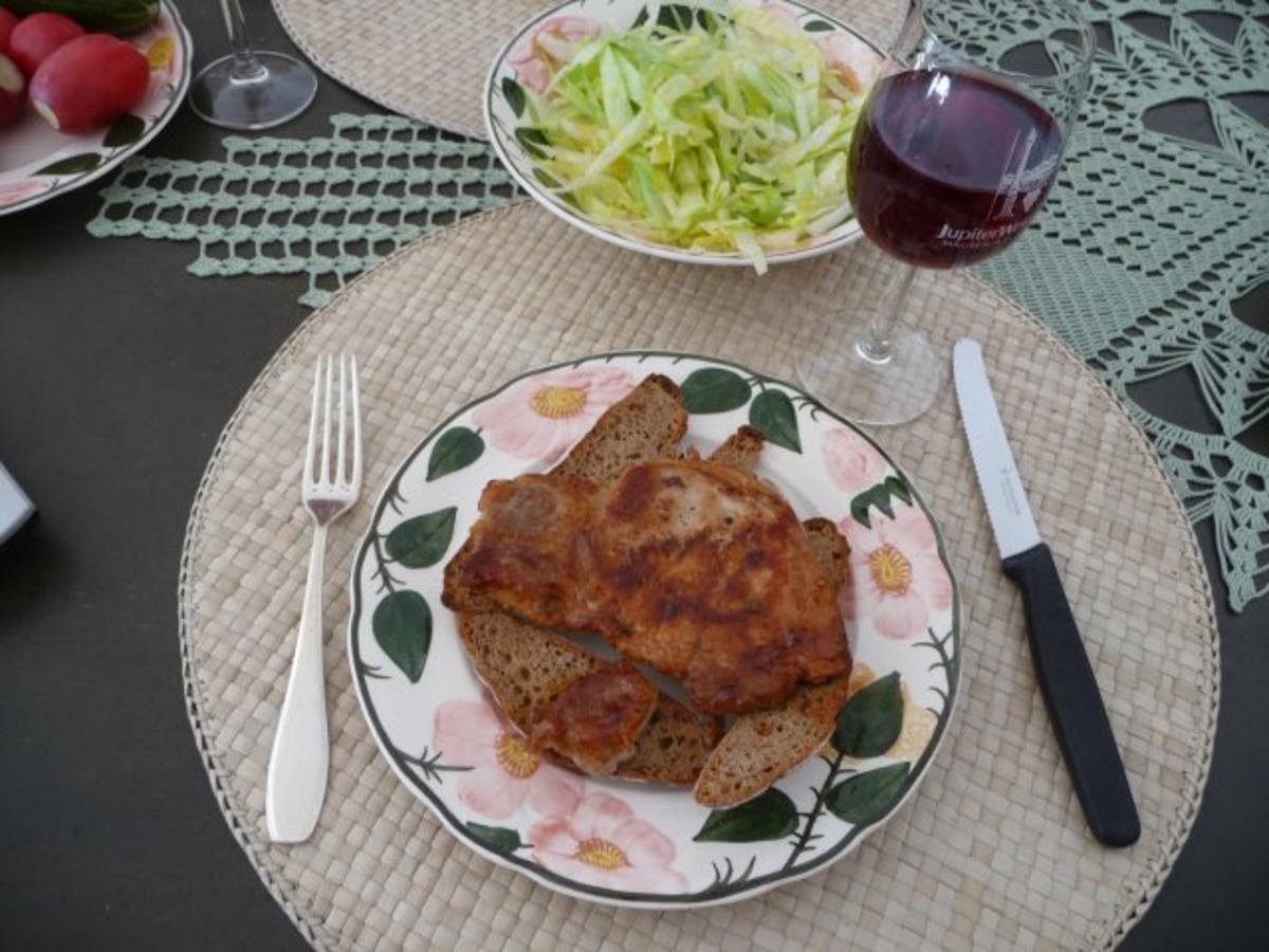 Zum Abendbrot : Kotelett auf Brot mit Salat und ´nem Gläschen Roten - Rezept