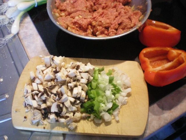 Überbackene Paprikaschote mit Pilz-Lauch-Hack-Füllung auf einem Tomatenmarkspiegel - Rezept - Bild Nr. 2