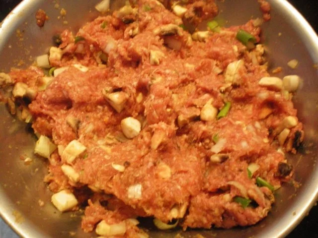 Überbackene Paprikaschote mit Pilz-Lauch-Hack-Füllung auf einem Tomatenmarkspiegel - Rezept - Bild Nr. 3