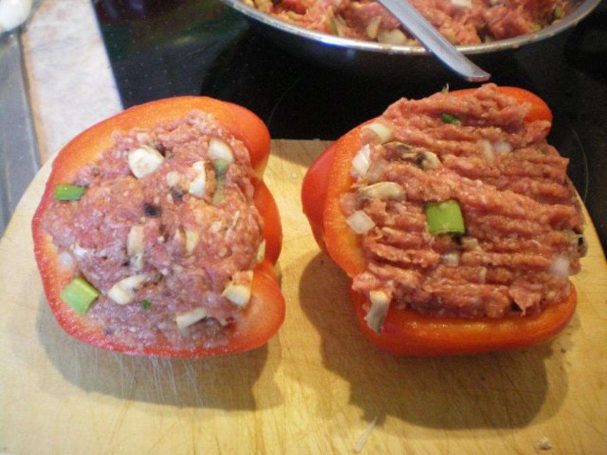 Überbackene Paprikaschote mit Pilz-Lauch-Hack-Füllung auf einem Tomatenmarkspiegel - Rezept - Bild Nr. 4