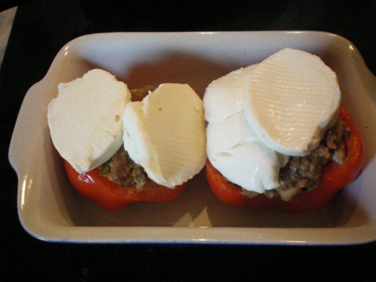 Überbackene Paprikaschote mit Pilz-Lauch-Hack-Füllung auf einem Tomatenmarkspiegel - Rezept - Bild Nr. 6