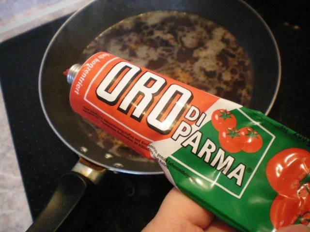 Überbackene Paprikaschote mit Pilz-Lauch-Hack-Füllung auf einem Tomatenmarkspiegel - Rezept - Bild Nr. 7