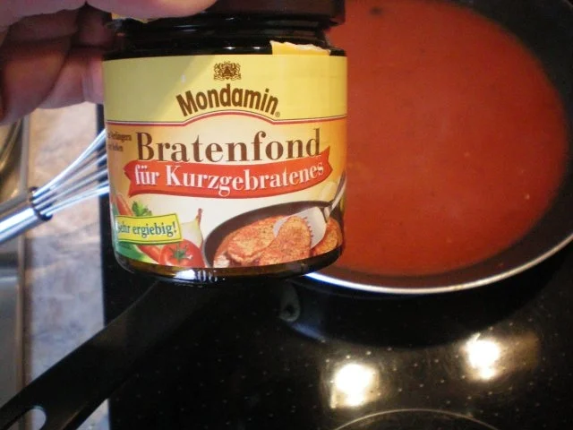 Überbackene Paprikaschote mit Pilz-Lauch-Hack-Füllung auf einem Tomatenmarkspiegel - Rezept - Bild Nr. 8