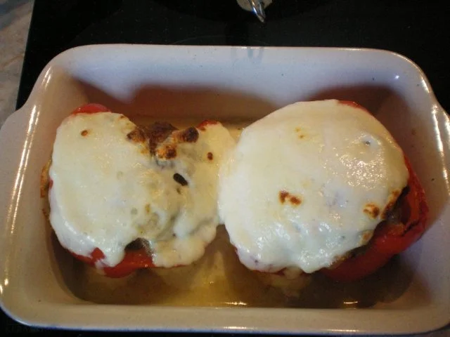 Überbackene Paprikaschote mit Pilz-Lauch-Hack-Füllung auf einem Tomatenmarkspiegel - Rezept - Bild Nr. 9