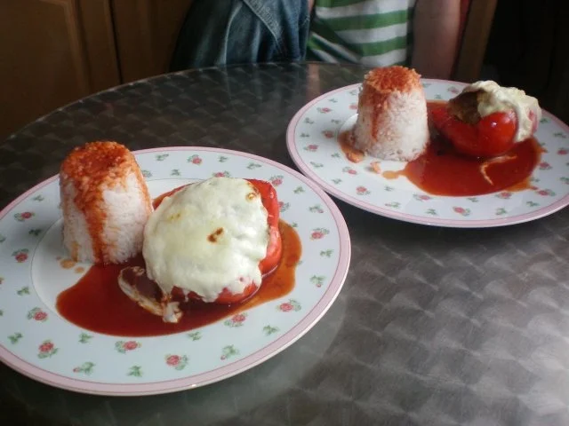 Überbackene Paprikaschote mit Pilz-Lauch-Hack-Füllung auf einem Tomatenmarkspiegel - Rezept - Bild Nr. 10