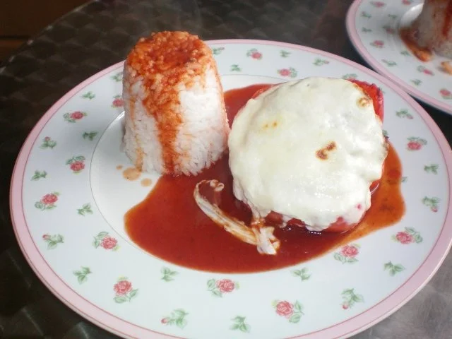 Überbackene Paprikaschote mit Pilz-Lauch-Hack-Füllung auf einem Tomatenmarkspiegel - Rezept