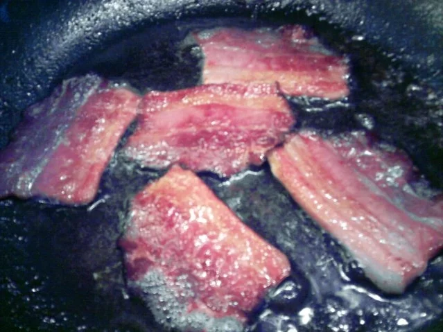 Rezept: Scharfe Hähnchenkeulen an gebratenen Speckkartöffelchen und Bohnen Bild Nr. 4 Scharfe Hähnchenkeulen an gebratenen Speckkartöffelchen und Bohnen - Rezept - Bild Nr. 4