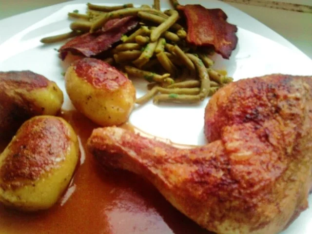 Rezept: Scharfe Hähnchenkeulen an gebratenen Speckkartöffelchen und Bohnen Scharfe Hähnchenkeulen an gebratenen Speckkartöffelchen und Bohnen - Rezept