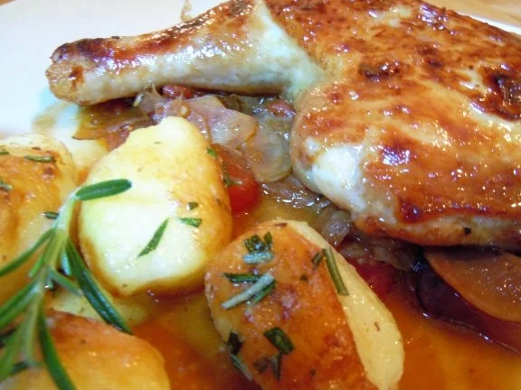 Whisky-Hähnchenschenkel auf Fenchelbett mit Drillingen - Rezept