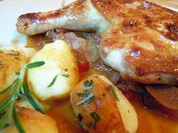 Whisky-Hähnchenschenkel auf Fenchelbett mit Drillingen - Rezept