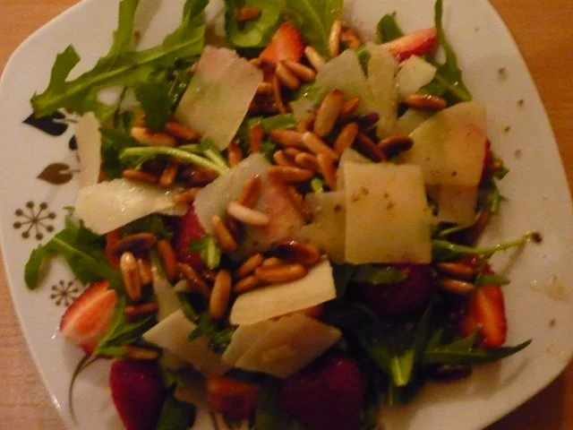 Rucola-Basilikumsalat mit Erdbeeren - Rezept