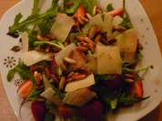 Rezept: Rucola-Basilikumsalat mit Erdbeeren Rucola-Basilikumsalat mit Erdbeeren - Rezept