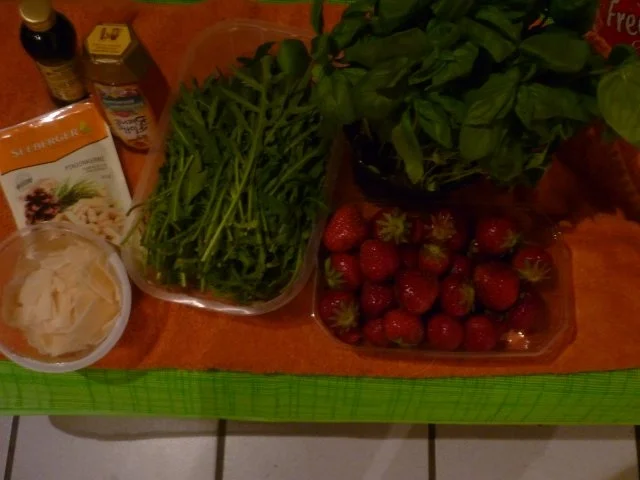 Rucola-Basilikumsalat mit Erdbeeren - Rezept - Bild Nr. 2