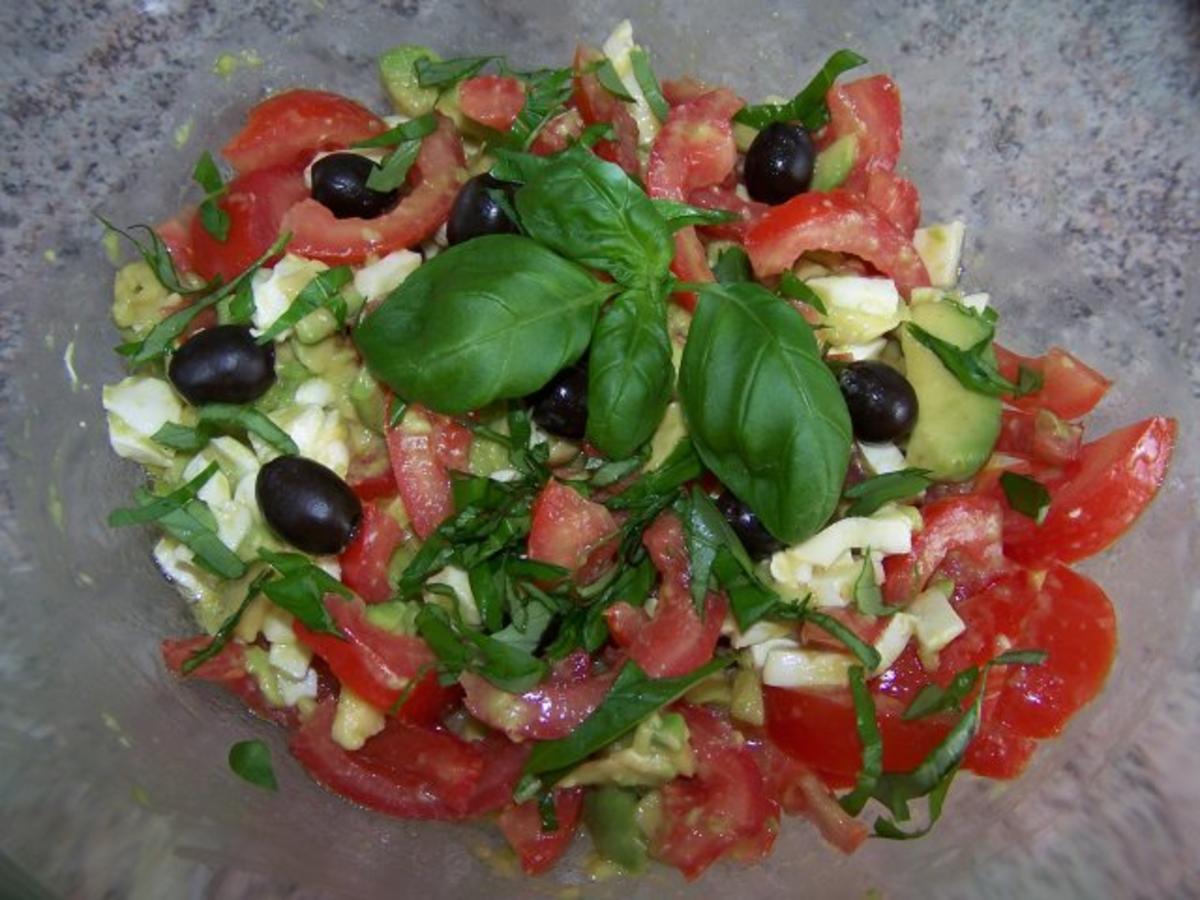 Salat mit Tomaten, Mozzarella und Avocado - Rezept