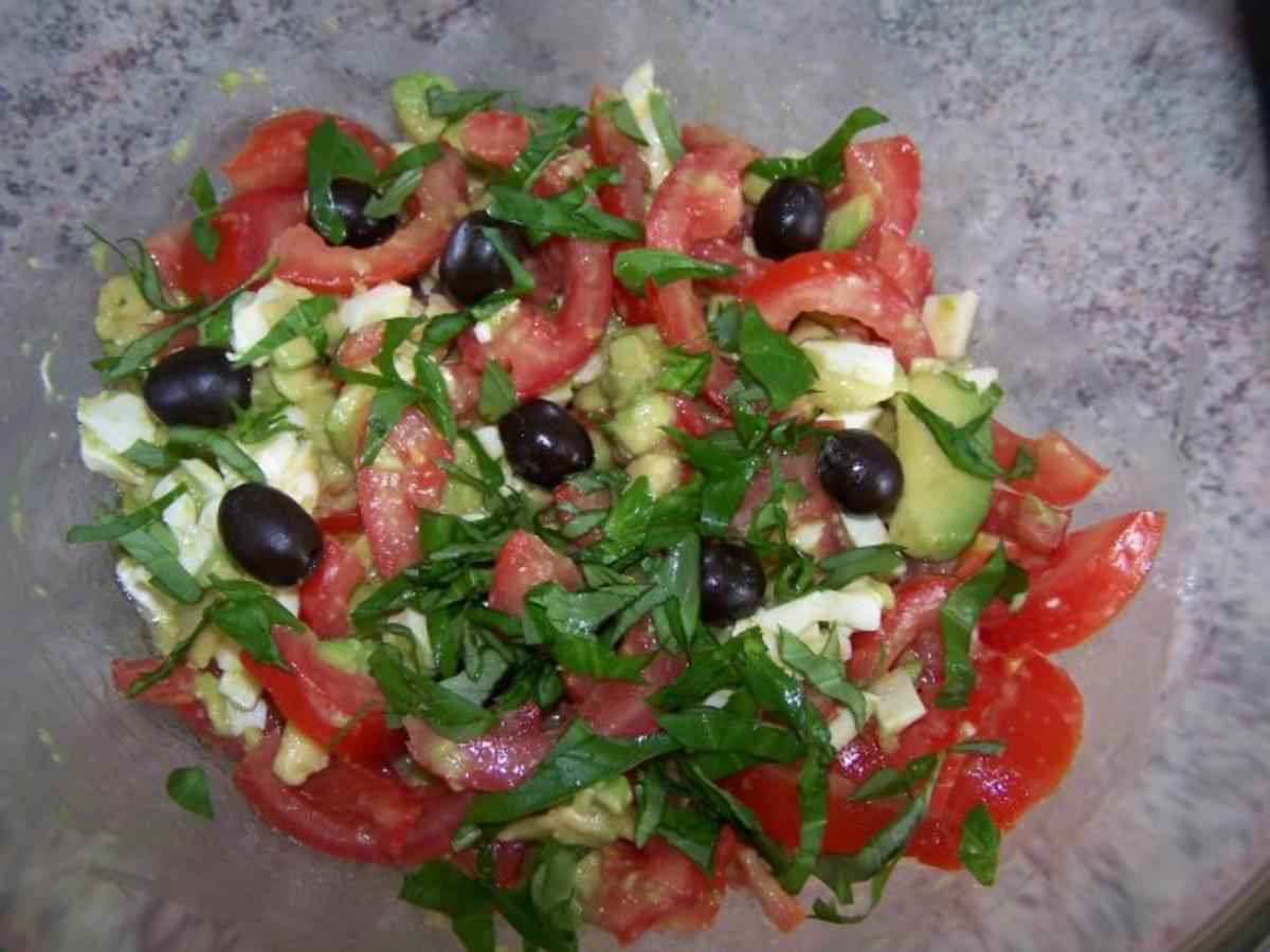 Salat mit Tomaten, Mozzarella und Avocado - Rezept - Bild Nr. 4