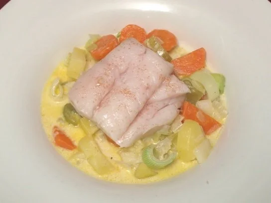 Lofoten Skrei auf Weißwein-Sahne-Gemüse - Rezept