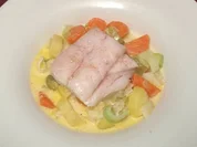Lofoten Skrei auf Weißwein-Sahne-Gemüse - Rezept