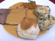 Schmorbraten mit Rahmsoße, Blumenkohl mit Semmelbröseln, Basilikum-Tomaten und Semmelknöde - Rezept