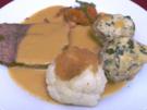 Schmorbraten mit Rahmsoße, Blumenkohl mit Semmelbröseln, Basilikum-Tomaten und Semmelknöde - Rezept