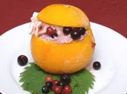 Rezept: Cassis-Sorbet in geeister Apfelsine Cassis-Sorbet in geeister Apfelsine - Rezept