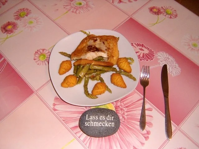 Pikanter Spargelsalat mit gebackenem Kabeljau - Rezept