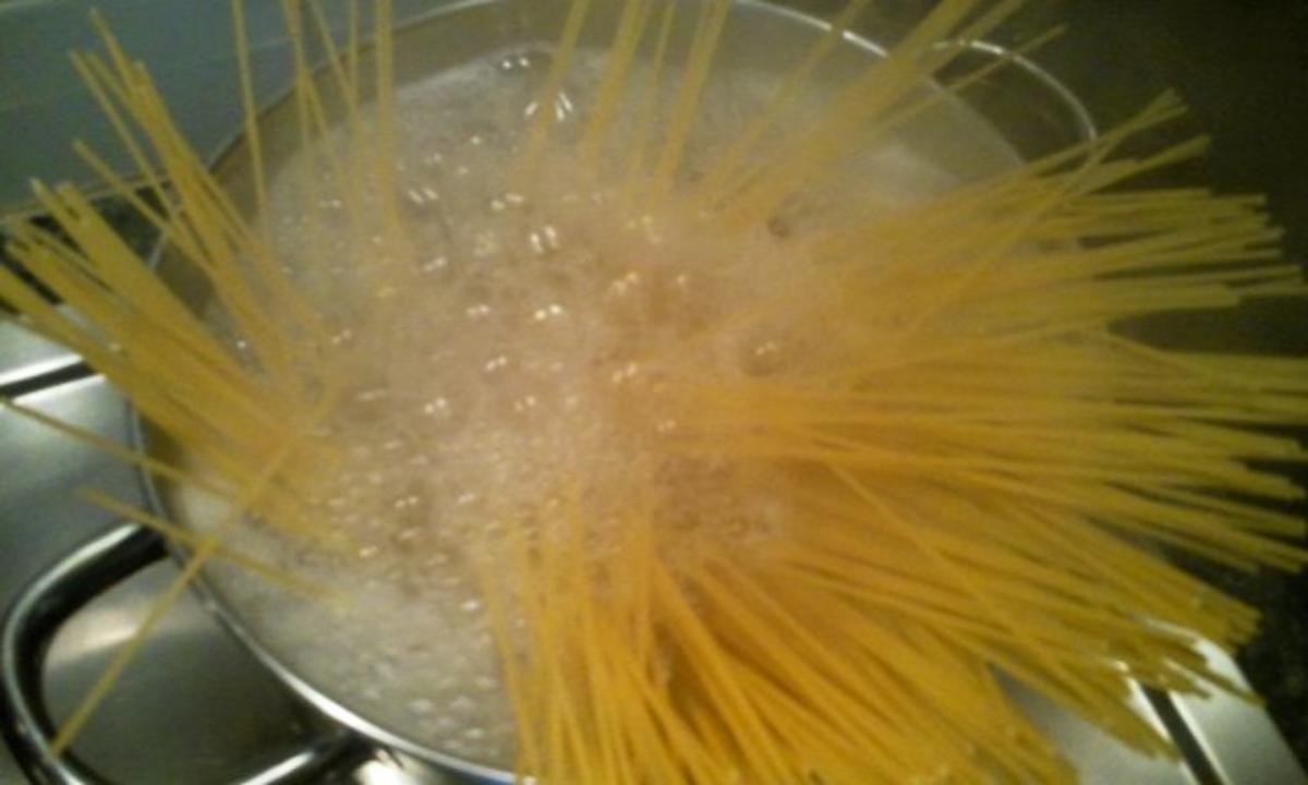 Spaghetti Diavolo Aglio Olio e Gamberi e Peperoncini - Rezept - Bild Nr. 6