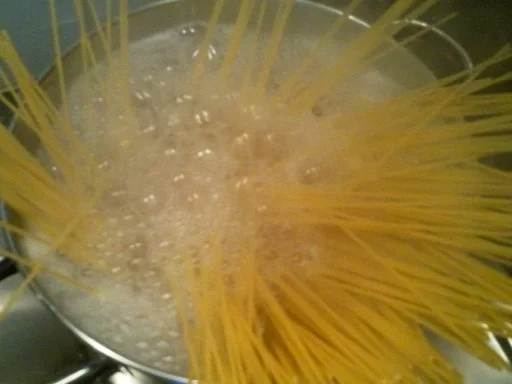 Rezept: Spaghetti Diavolo Aglio Olio e Gamberi e Peperoncini Bild Nr. 6 Spaghetti Diavolo Aglio Olio e Gamberi e Peperoncini - Rezept - Bild Nr. 6