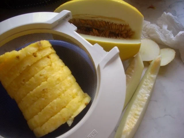 Ananas-Melone auf Erdbeerspiegel und  Karamell-Schoko-Soße - Rezept - Bild Nr. 2