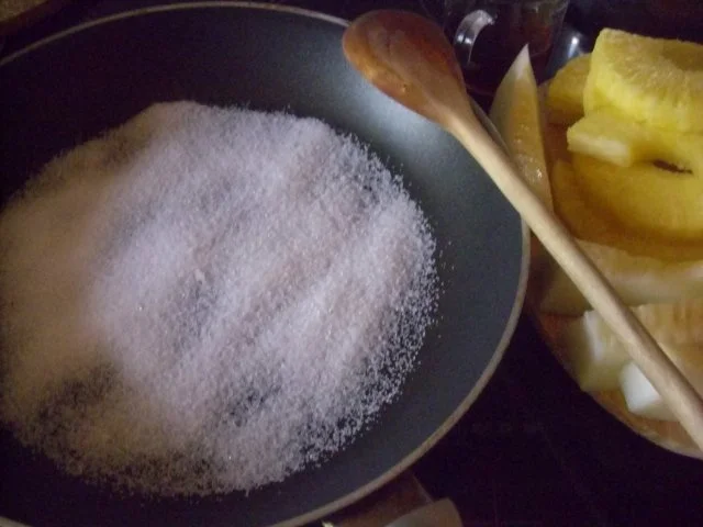 Ananas-Melone auf Erdbeerspiegel und  Karamell-Schoko-Soße - Rezept - Bild Nr. 3