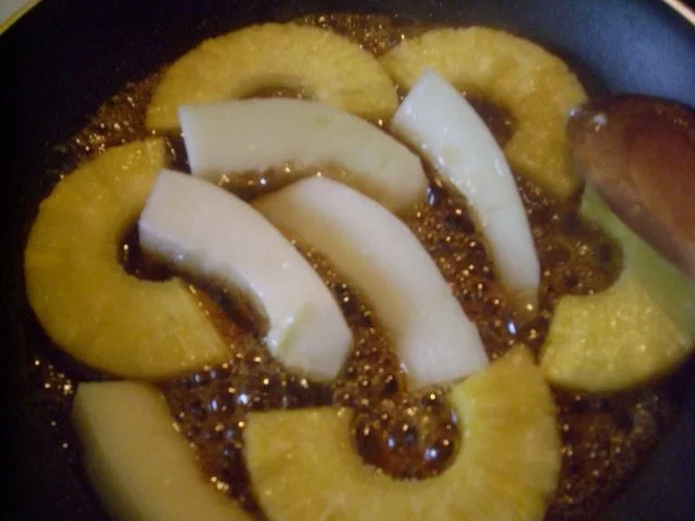 Ananas-Melone auf Erdbeerspiegel und  Karamell-Schoko-Soße - Rezept - Bild Nr. 6