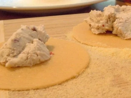 Ravioli mit Gorgonzola-Walnuss-Füllung und Salbeibutter - Rezept - Bild Nr. 6