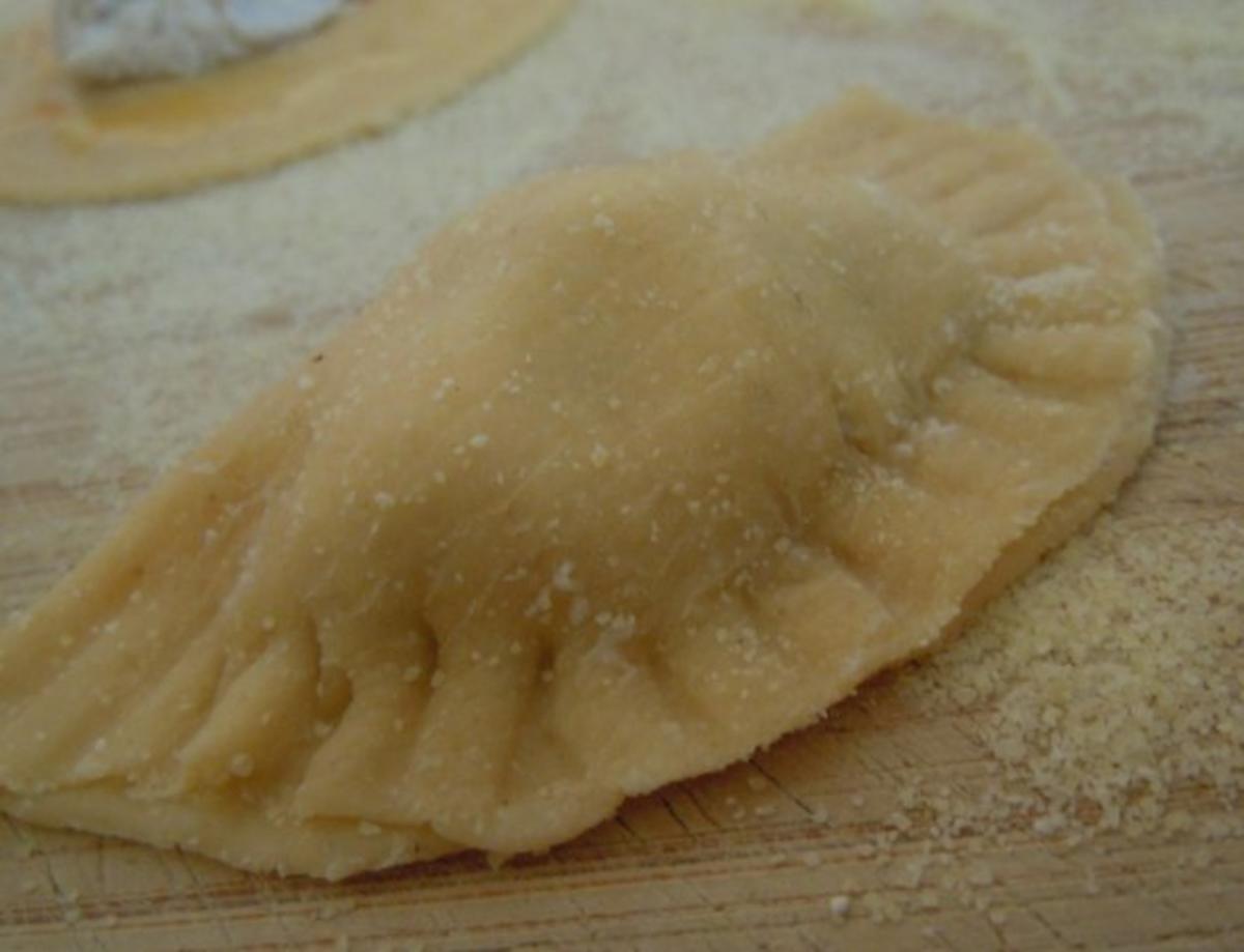 Ravioli mit Gorgonzola-Walnuss-Füllung und Salbeibutter - Rezept - Bild Nr. 7