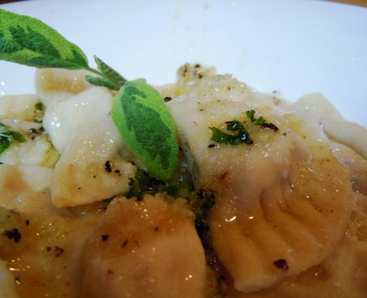 Ravioli mit Gorgonzola-Walnuss-Füllung und Salbeibutter - Rezept ...