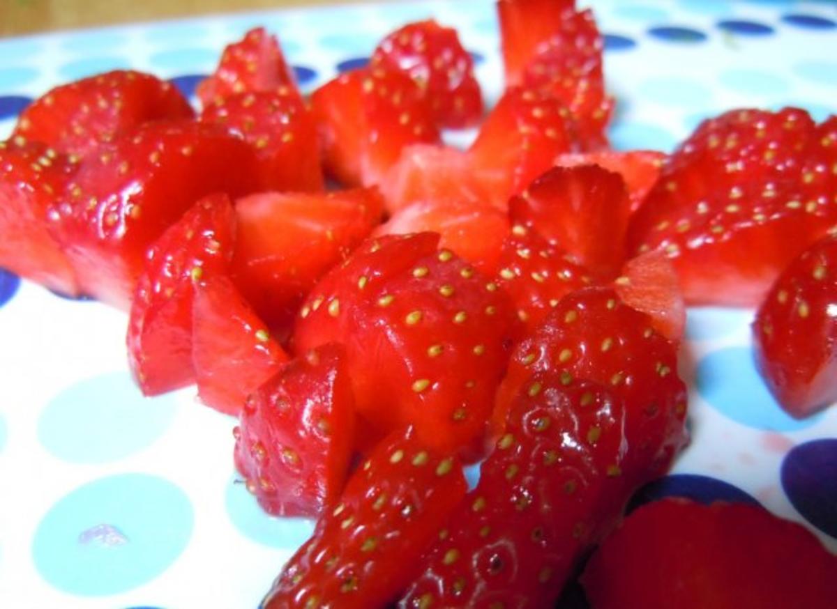 Limettenmousse auf glasierten Erdbeeren - Rezept - Bild Nr. 4
