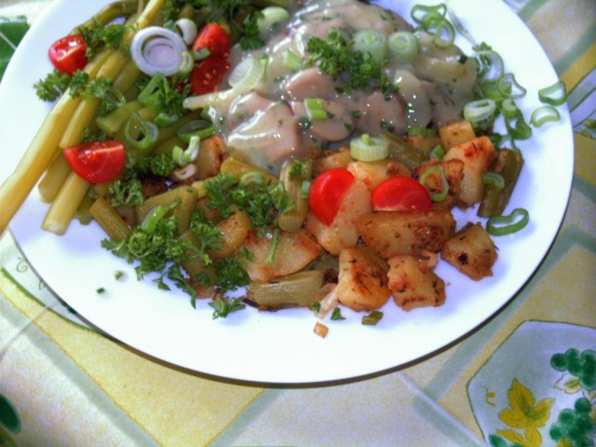 Bratkartoffeln an Schnitzel und grünem Salat - Rezept - Bild Nr. 2