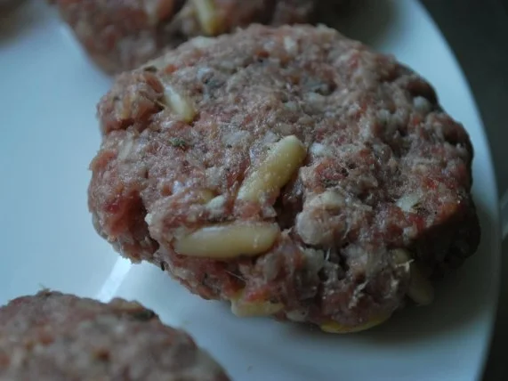 Rezept: Pinienkern-Frikadellen vom Grill Bild Nr. 3 Pinienkern-Frikadellen vom Grill - Rezept - Bild Nr. 3