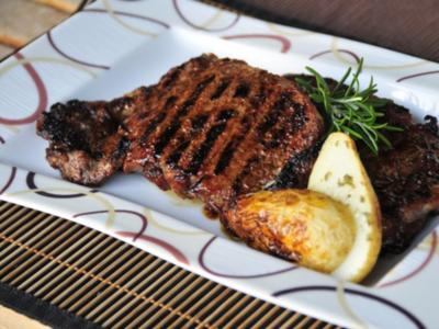American Beef: Striploin Steak mit Folienkartoffeln - Rezept