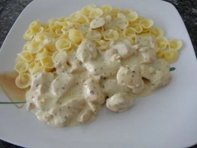 Rezept: Hähnchen-Geschnetzteltes an Kräutersahnesauce Hähnchen-Geschnetzteltes an Kräutersahnesauce - Rezept