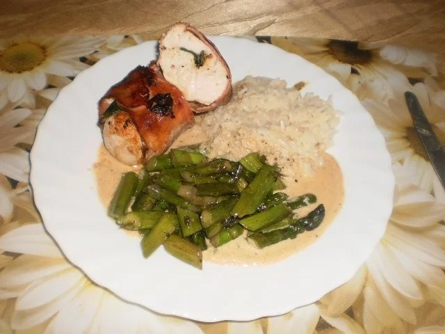 Hähnchenbrust im Kochschinkenmantel ~ grüner Spargel - Rezept