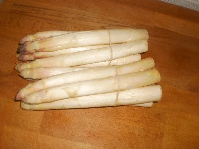 Rezept: Spargel weiß - Kammscheiben - -Schweinbauchscheiben- Tomaten-Béchamel Bild Nr. 2 Spargel weiß - Kammscheiben - -Schweinbauchscheiben- Tomaten-Béchamel - Rezept - Bild Nr. 2