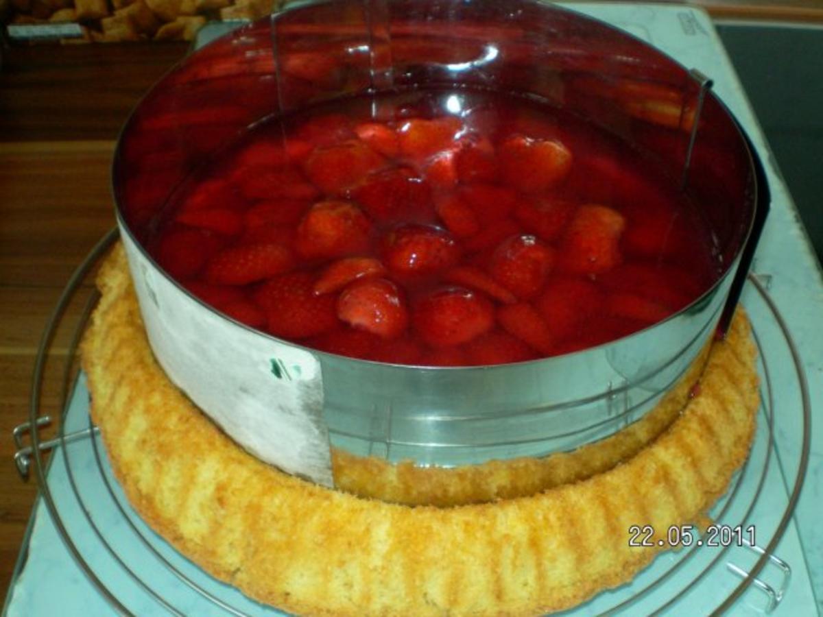 Biskuitboden mit Erdbeeren - Rezept