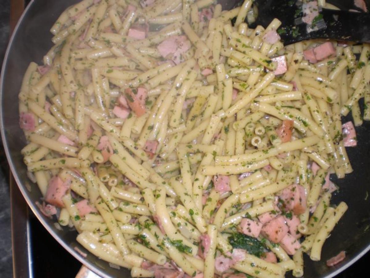 Bilder für scharfe Nudelpfanne mit Basilikumpesto - Rezept