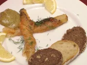 Zitronenlachs mit Zwiebeln und Honig-Senf-Soße auf Brot - Rezept