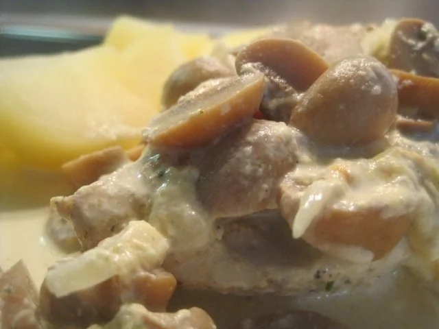 Putenschnitzel in Zwiebel-Champignon-Sahne - Rezept