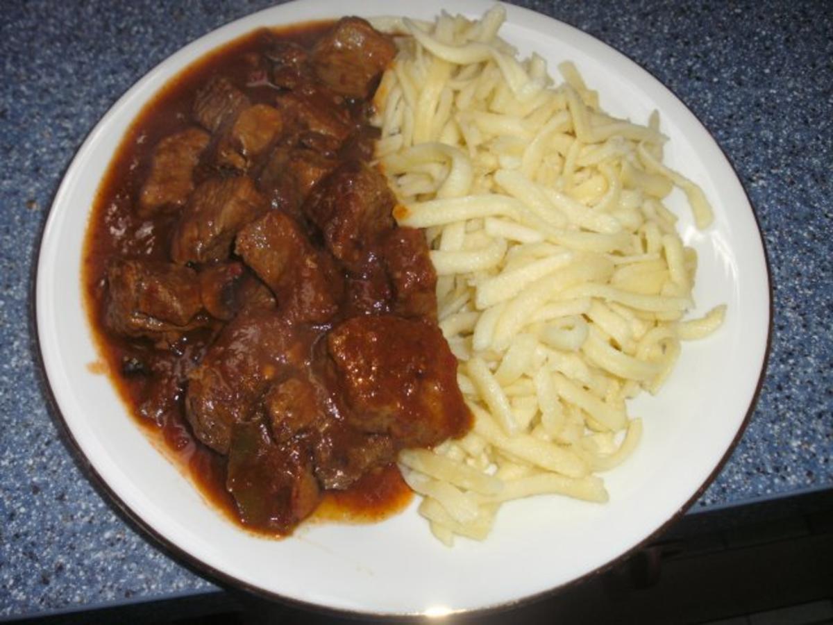 Gulasch mit allem was der Kühlschrank hergab..... - Rezept