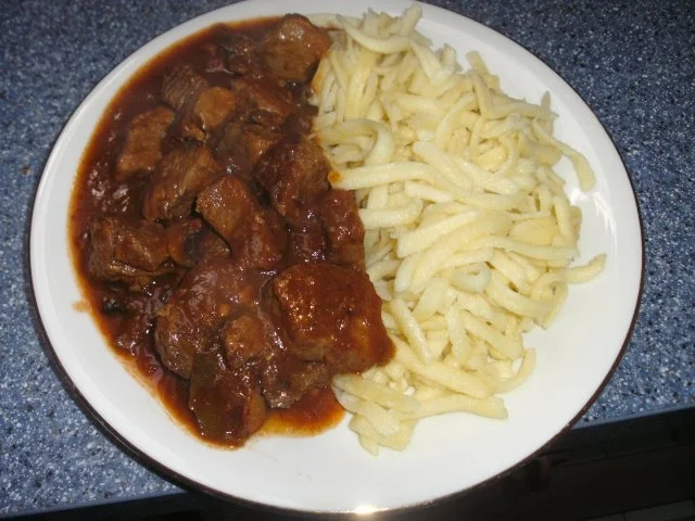 Rezept: Gulasch mit allem was der Kühlschrank hergab..... Gulasch mit allem was der Kühlschrank hergab..... - Rezept