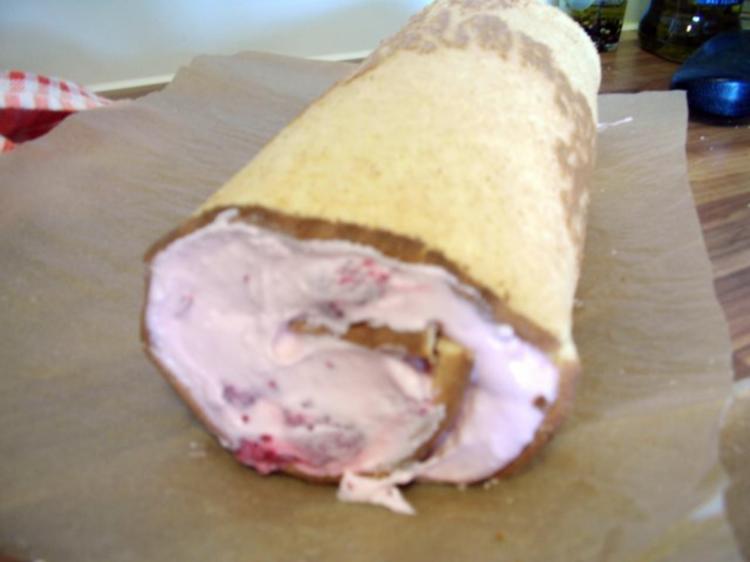 Himbeer Sahne Biskuit Rolle - einfach - 259 kcal/100g Himbeer Sahne Biskuit Rolle - einfach - 259 kcal/100g