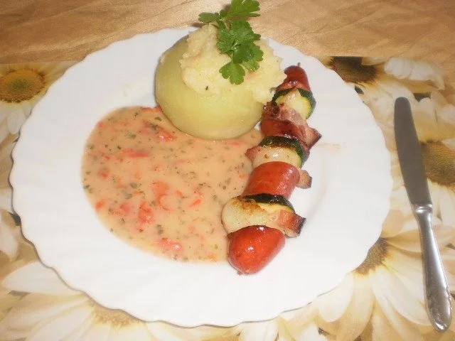 Rezept: Bockwurstpieß an gefüllten Kohlrabi Bockwurstpieß an gefüllten Kohlrabi - Rezept