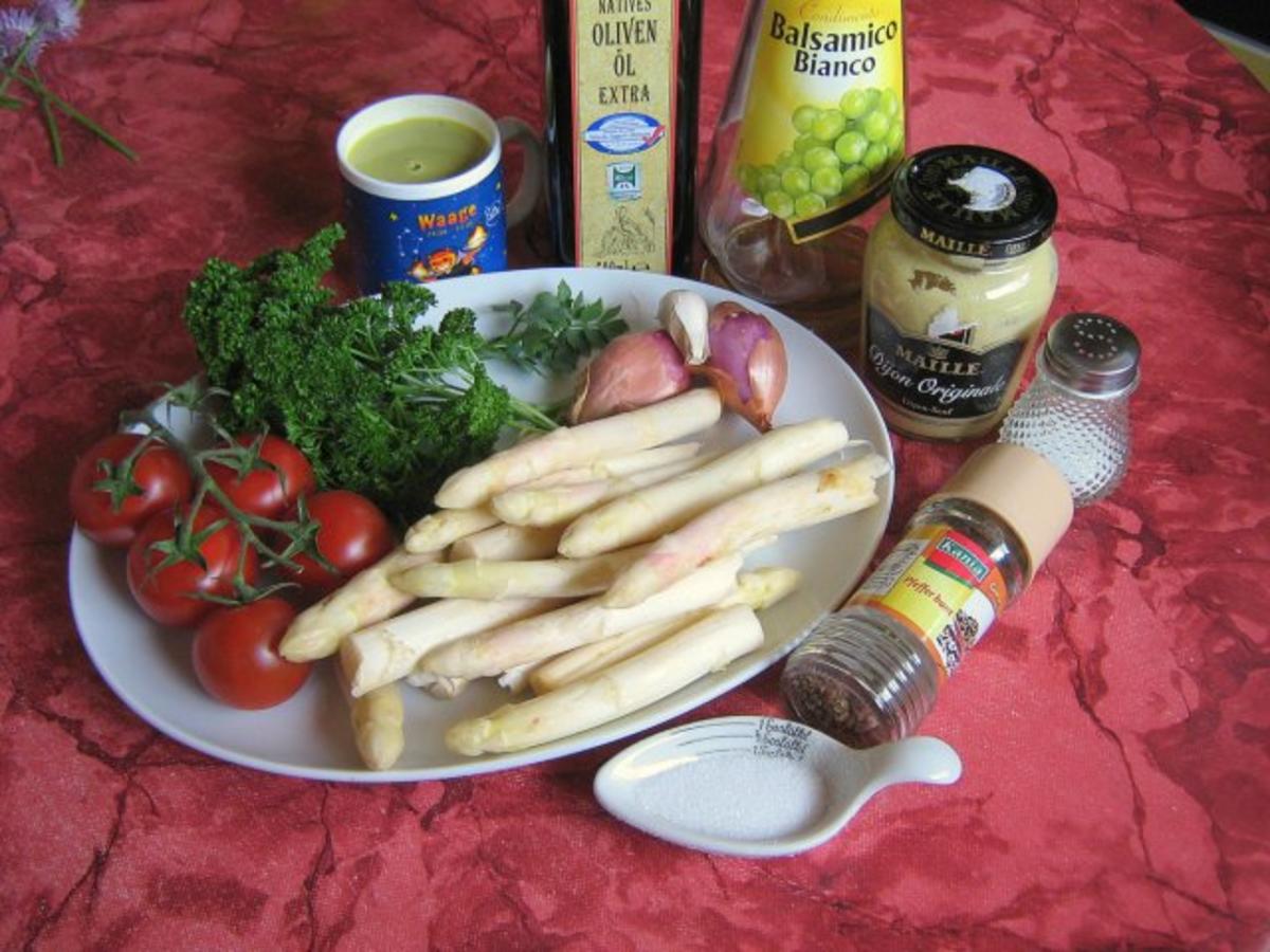 Ziegenkäsetaler in Kräuterpanade mit lauwarmem Spargelsalat und Panadeküchlein - Rezept - Bild Nr. 3